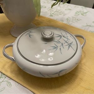 vintage 1964s Sone Round Covered Vegetable NWT